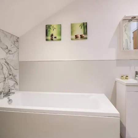 The Bay Tree * بنريث